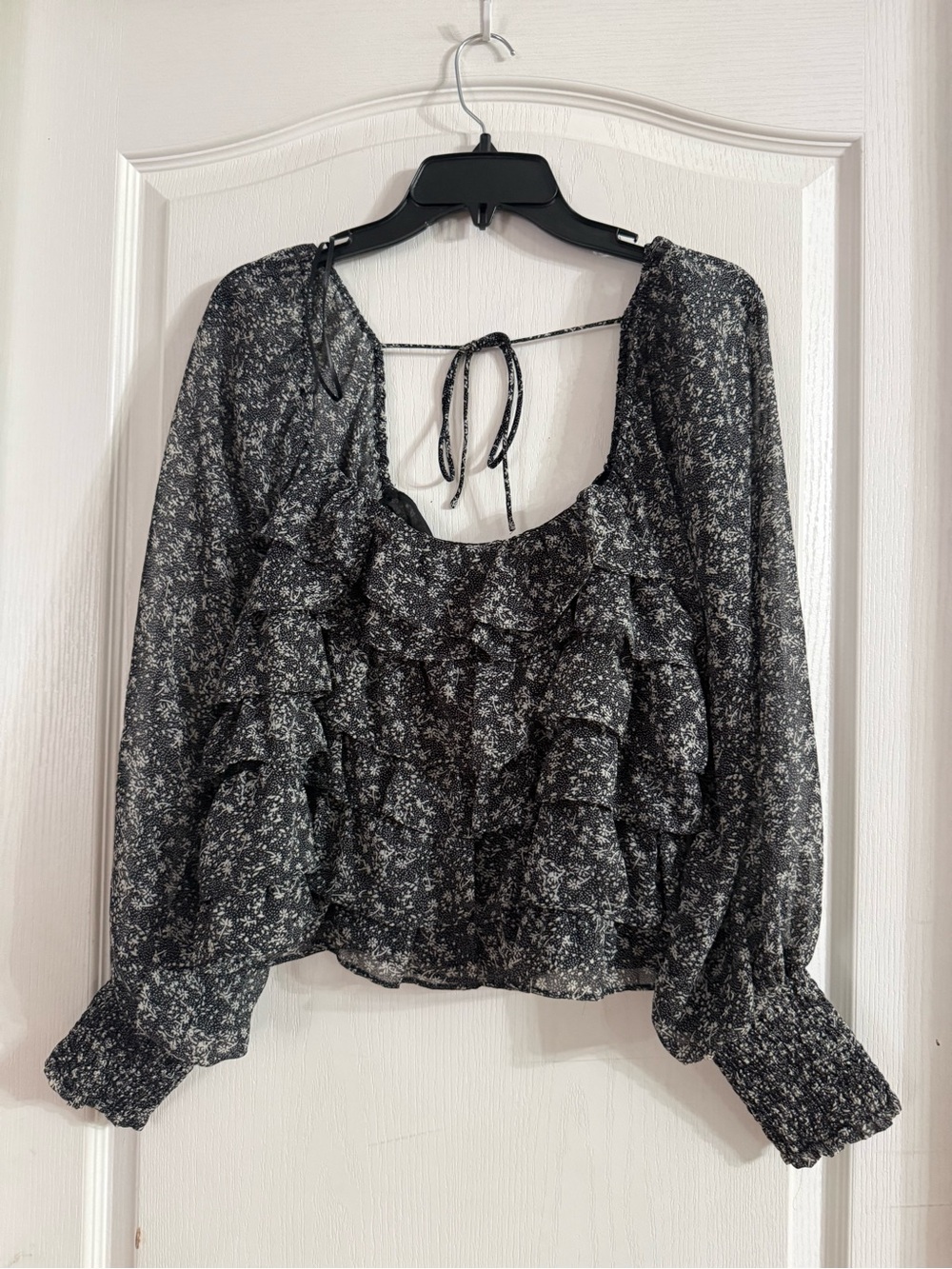 ASTR The Label Black Ditsy Floral Ruffled Smocked Crop Blouse Sz L. AG-230